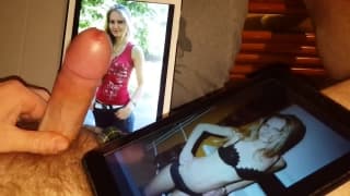 Guarda delle eagazze sexy sul tablet mentre si masturba