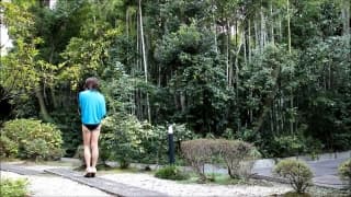 Questo giovane asiatico oggi gode da solo