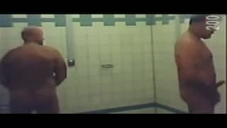 Questi vecchi porci si eccitano sotto la doccia e si scopano. Questi vecchi porci si eccitano sotto la doccia e si scopano.