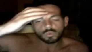 Questo ragazzo sexy bruno si diverte fino a sborrare