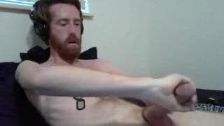 Guardalo giocare con il suo grosso cazzo per noi