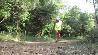 Questa trans ama rilassarsi all'aperto