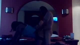 Due gay scopano intensamente in una stanza d'albergo Due gay scopano intensamente in una stanza d'albergo