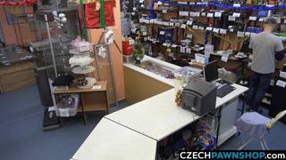 Il proprietario di un banco dei pegni offre denaro in cambio di sesso Bionde, Tettone, Pompini, POV 1ma persona, Full HD, Sesso Violento