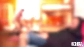 Daphne Klyde apre il suo culo sexy a questo giovane arrapato.