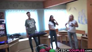 Bacio a quattro in una sala da bowling ceca
