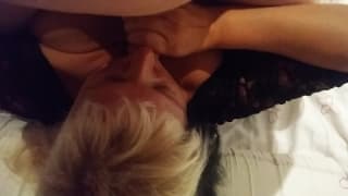 Lei sa usare le sue tettone per segarlo