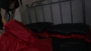 Due cameriere sottomettono la padrona Due cameriere sottomettono la padrona