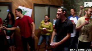 Festa con amici che finisce in una gangbang incredibile! Festa con amici che finisce in una gangbang incredibile!