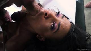 La ragazza di razza mista mangerà il cazzo del suo uomo.