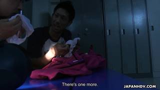 Sayaka Aishiro alza il suo sederino per far eccitare il suo fidanzato