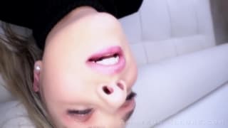 Il viso di Gabbie Carter è pieno di piacere