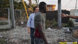 Gina Valentina è in calore e viene sodomizzata