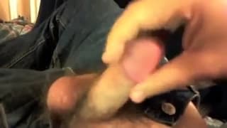 Lui tira fuori il suo cazzo rosa e gode