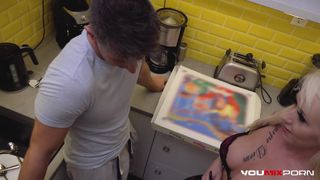 Christina scopa il ragazzo delle consegne