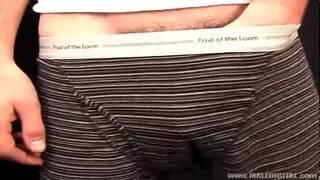 Decidono di spogliarsi e masturbarsi per la prima volta.