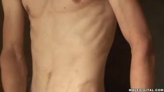 Questo ragazzo magro e muscoloso tiene il suo cazzo in mano Questo ragazzo magro e muscoloso tiene il suo cazzo in mano