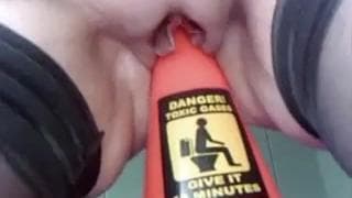 Pandora gode con diversi oggetti a casa Pandora gode con diversi oggetti a casa