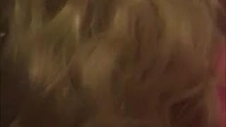 Un gay con la parrucca viene sottomesso