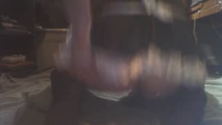 Lui usa un dildo vestito da cameriera