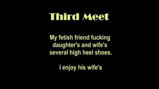 Lui usa delle scarpe da donna per godere