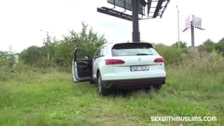 Un'araba scopata dal marito all'aperto