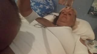 Lui lecca la figa a questa troia matura Lui lecca la figa a questa troia matura
