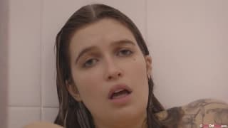 Questa tettona usa le dita e un dildo per godere da sola