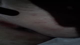 Guardalo godere con quattro dita dentro il culo