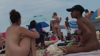Due belle troie sono nude sulla spiaggia Due belle troie sono nude sulla spiaggia