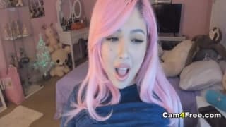 Una tettona con i capelli rosa in webcam Una tettona con i capelli rosa in webcam