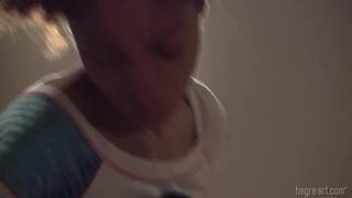 Erica riceve un massaggio rilassante ed erotico