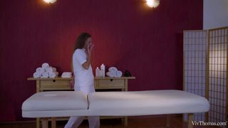 Mila Fox in una giornata speciale con la milf Kathy Anderson