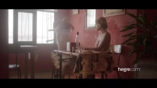Ariel è una ragazza arrapata che viene sedotta da una barista lesbica Ariel è una ragazza arrapata che viene sedotta da una barista lesbica