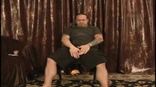 Questo dilf tatuato si sega con passione