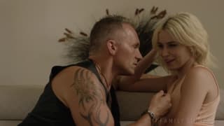 Kira Kaul è una figliastra porca e sexy Kira Kaul è una figliastra porca e sexy