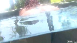 Una grassa nera viene scopata dopo un massaggio in piscina