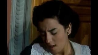Cameriera arrapata che soddisfa il proprietario della casa e il figlio Cameriera arrapata che soddisfa il proprietario della casa e il figlio