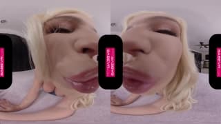 Una biondina tettona prende questo cazzo grosso