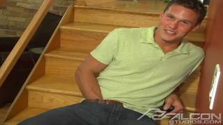 Aaron si fa una bella sega e si incula