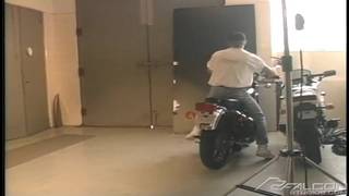 Due gay muscolosi si rilassano insieme