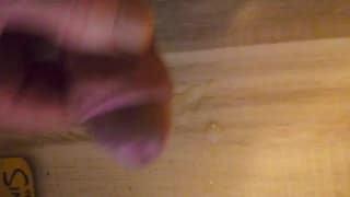 Lui ama sborrare davanti il suo computer