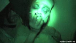 Fa sesso con gli zombie al buio in POV