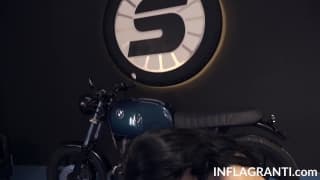 La milf tedesca realizza un servizio fotografico in latex