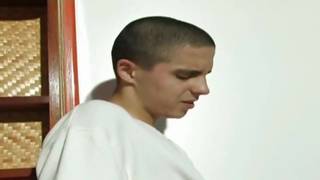 Due bei ragazzi ci danno dentro alla pecorina dopo una fellatio! Due bei ragazzi ci danno dentro alla pecorina dopo una fellatio!