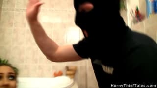 Due ladri entrano a casa di Kitty Jane