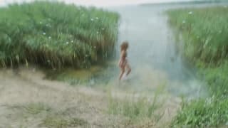 Scopa una bellezza russa arrapata sotto la pioggia