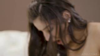 Due lesbiche si leccano la figa e sono felici di godere insieme