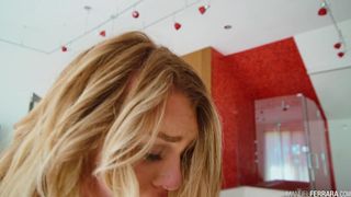 Gabbie Carter cavalca il cazzo di Manuel