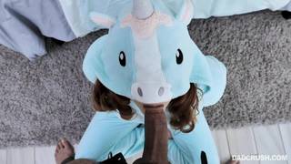 Stephie nel suo pigiama da unicorno scopa con il patrigno Stephie nel suo pigiama da unicorno scopa con il patrigno